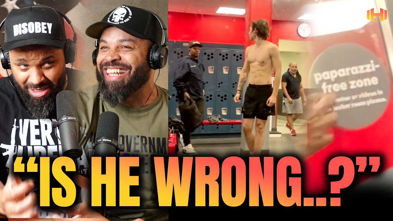 Белый парень разминается в раздевалке спортзала, а потом происходит это