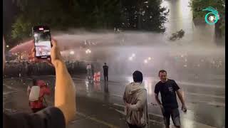 Водометы и слезоточивый газ vs яйца и баррикады: как проходит ночь на 1 мая в Тбилиси