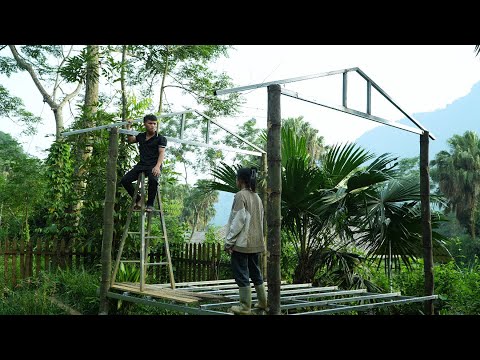 Pao is gradually completing Duc's room, with the house's frame made of sturdy iron