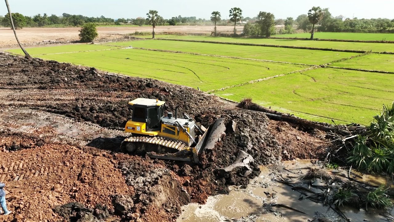 Bulldozer Skills and Strong Force Moving Tone Of Dirt For Large ...