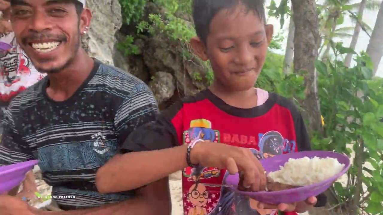 SERU-SERUAN BERSAMA REMAJA DESA MARSELA DI PANTAI LEKAWAMNE PULAU MASELA/MARSELA, MALUKU BARAT DAYA