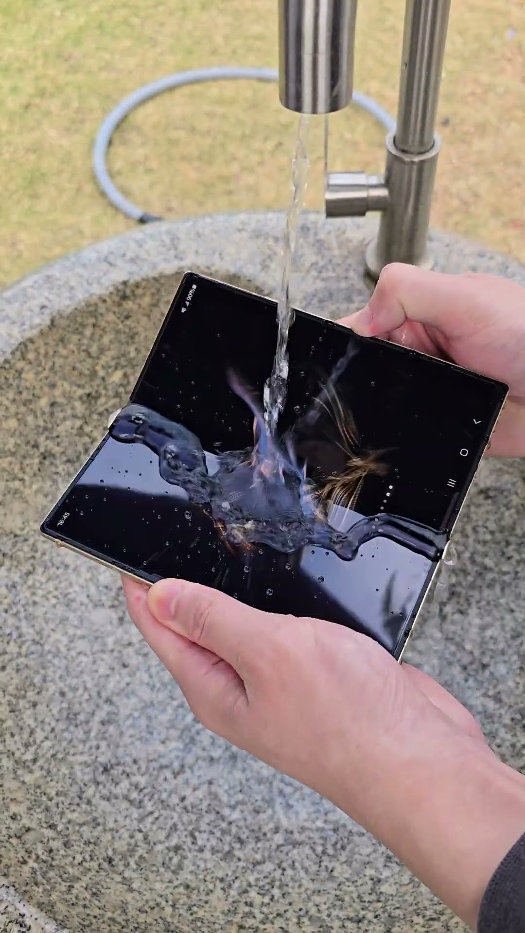 Samsung foldable screen cares about the world W25 mobile phone digital digital technology