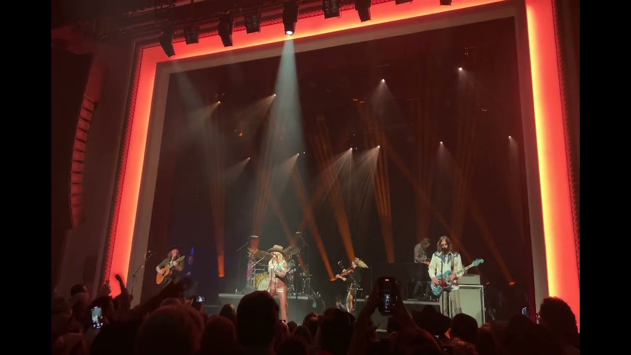 Lainey Wilson - Ring Finger (live in Antwerpen 2025)