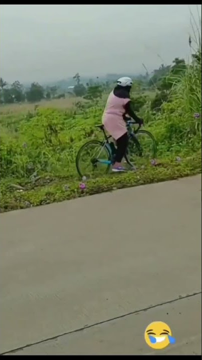 naik sepeda malah jatuh #vidiolucu #naiksepeda #jatuh