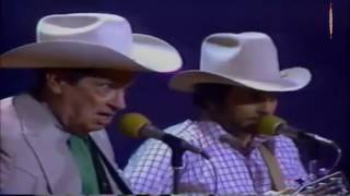 Video thumbnail of "Merle Haggard And Ernest Tubb - Walking the Floor Over You(LIVE)"