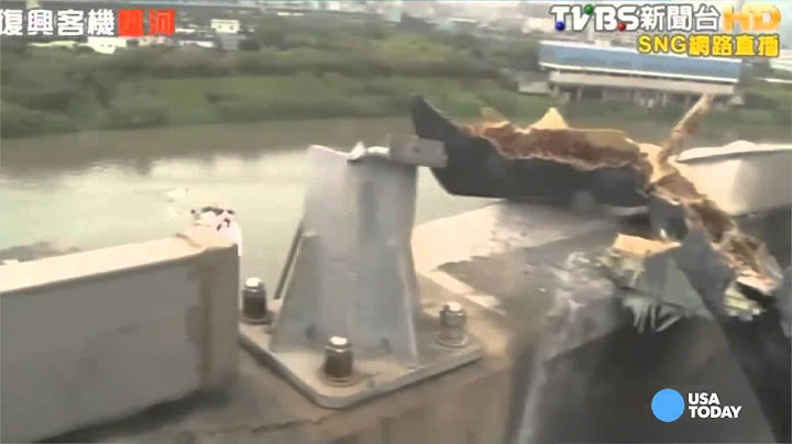 Dramatic video shows plane clip bridge before crash