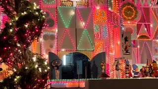 “it’s a small world” Holiday work lights on in clock tower
Work lights on inside the “it’s a small world” clock tower at Disneyland. They were on for about 30 minutes, then turned off. The emergency façade lighting is also on here. Comment any suggestions you have for future videos.
.
.
.
Video recorded by me. I do not own any audio used in this video. “it’s a small world” Holiday work lights on in clock tower
