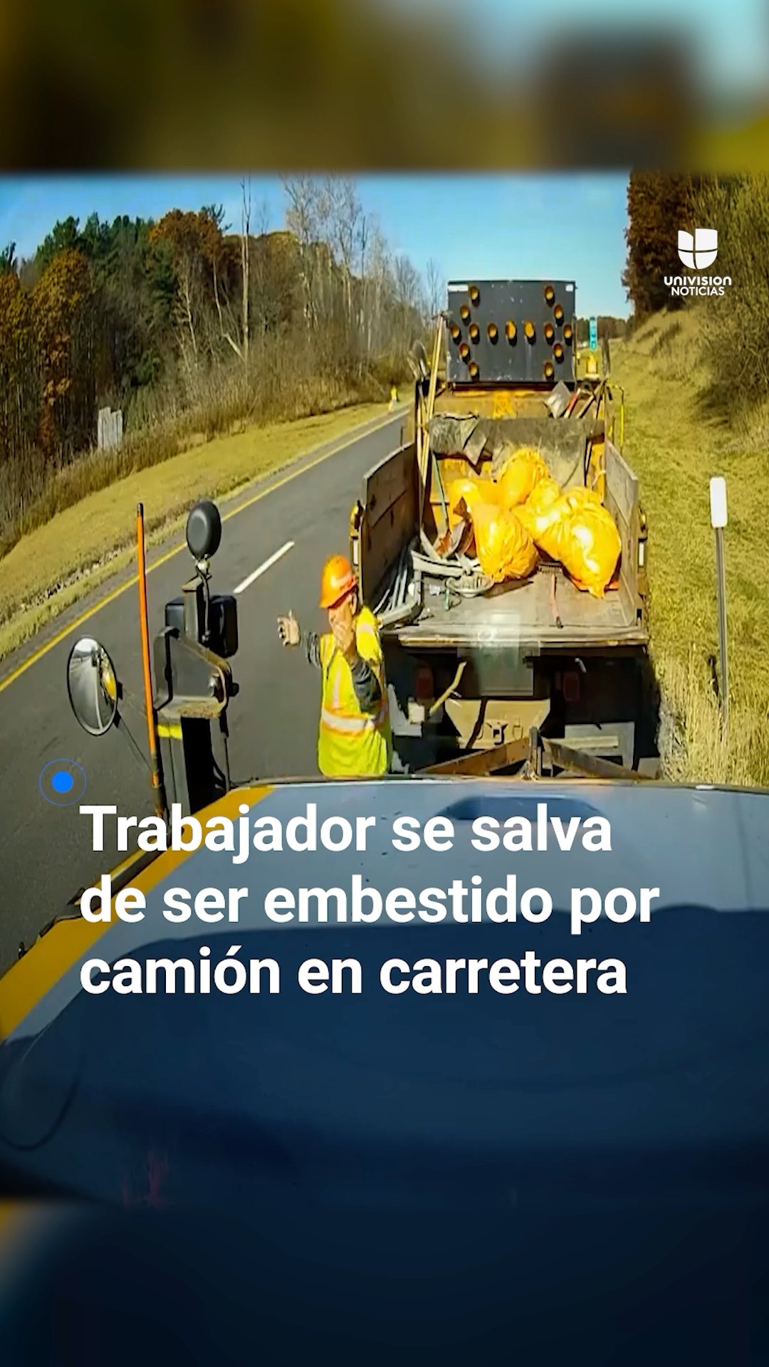 Hombre se salva de ser embestido por un camión en plena carretera