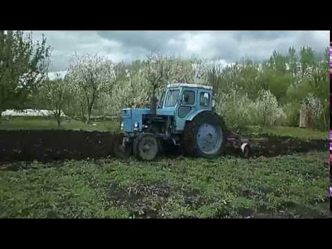 Трактор пашет землю видео. Трактор пашет землю видео. Трактор new holland t8040. Трактор в поле пахота. Трактор для огорода.