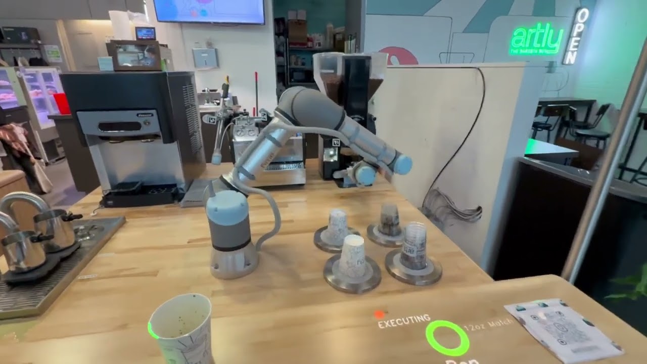 Robô Atendente Preparando Cafés em Caferia de Seattle