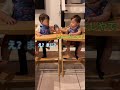 【TikTok】ひとつしかない水筒を取り合う双子のリアクション