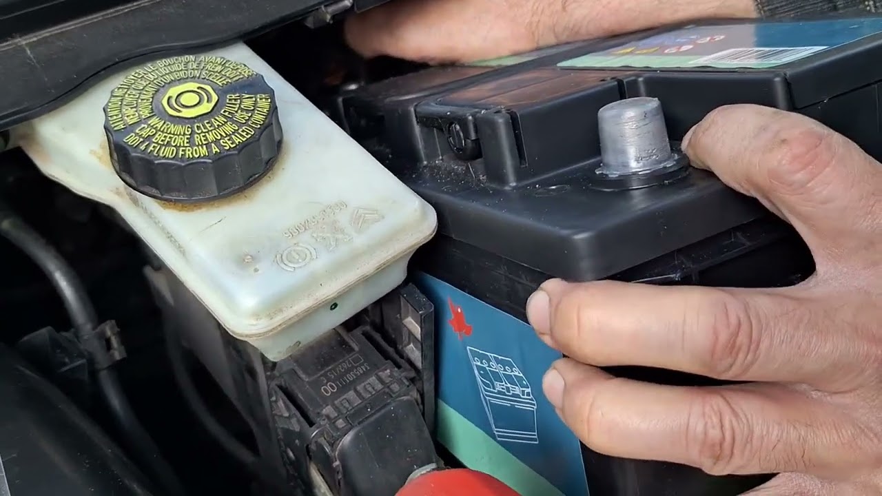 Peugeot 308 1.6 hdi (T9) Battery change