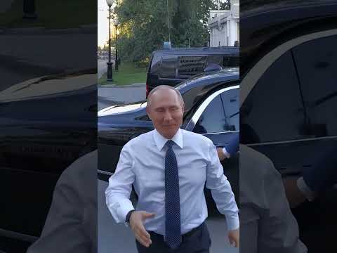 #putin #lider #presidente #rusia Putin gets out of the car to greet his fans.