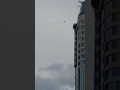 Канатоходец Максим Кагин прошел по стропе между небоскребами «Чемпион Парк»