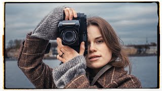Shooting Portraits on film in St. Petersburg Part II
Check out my Street Photography zines & Lightroom Color Profiles: 👉 bit.ly/3QrSoq1
check out Carmencitalab 👉 https://carmencitafilmlab.com
Marina on Instagram 👉 https://instagram.com/marinayarullina_?utm_medium=copy_link
Mikhail on Instagram 👉 https://instagram.com/mikhailsledev?utm_medium=copy_link
This is part 2 of the photoshoot that I had in St. Petersburg. Even though the weather wasnt particularly cooperative, the shoot went very well and we all had lots of fun. Besides, the Fuji GF670 I was again shooting the Cosina film SLR with the Pentax SMC 50/1.4 and also the Leica Q2 Monochrom.
See you soon in the next one!
my video setup*:
action camera 👉 https://amzn.to/2GS9DfT
video camera 👉 https://amzn.to/391WT2E
microphone 🎤 https://amzn.to/2P70dBL
favorite lens for video 👉 https://amzn.to/391WPQs
gimbal 👉 https://amzn.to/2u0IVPH
some of my favorite film stocks*:
Kodak Portra 400 (120) 👉 https://amzn.to/39kZrZV
Kodak Portra 400 👉 https://amzn.to/2RY1ahG
Rollei Retro 80s 👉 https://amzn.to/2SqujRU
Fuji Provia 100 (120) 👉 https://amzn.to/39l05qj
Kodak T-max 400 👉 https://amzn.to/3ciG05C
Kodak Ektachrome 👉 https://amzn.to/375gf5D
Cinestill 800t 👉 https://amzn.to/382yolu
Lomography 800 👉 https://amzn.to/3814NJs
Kodak Portra 800 👉 https://amzn.to/2RY3Eg8
Kodak Tri-X 👉 400 https://amzn.to/371uAjo
Rollei Retro 400s 👉 https://amzn.to/2twOC7J
Kodak Ektar 100 👉 https://amzn.to/2UqoXsd
Fuji Pro 400H 👉 https://amzn.to/2SicEM8
Ilford Hp5+ 👉 https://amzn.to/2ukyOoT
*Amazon Affiliate links. By using the links above I get a small kick back with no extra cost involved for you. You can support the channel by using the links. Thank you so much! 😊👌
👉 Settings for low light STREET PHOTOGRAPHY:
https://www.youtube.com/watch?v=OTT3aAWiJWY&index=10&list=PL3JXV9Jyi-8cI0dngzF1DArPZDGZJ8twV&t=0s
👉 I dont shoot from the hip, here is why:
https://www.youtube.com/watch?v=oufmwag2OnE&index=8&list=PL3JXV9Jyi-8cI0dngzF1DArPZDGZJ8twV&t=0s
👉 How to master manual focus:
https://www.youtube.com/watch?v=uHSy7JTpLcM&list=PL3JXV9Jyi-8cI0dngzF1DArPZDGZJ8twV&index=4&t=0s
👉 How I develop color negative film:
https://youtu.be/BR88yFA0400
👉 How I develop color positive film:
https://youtu.be/uCcpIqlmWrI
👉 Scanning Negatives
https://youtu.be/kftytTcJxTY
Blog // http://www.robinschimko.de
Instagram // https://www.instagram.com/the_real_sir_robin/ Shooting Portraits on film in St. Petersburg Part II