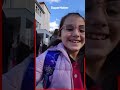 İlk çiçeğini babasından alan küçük kızın yaşadığı mutluluk...