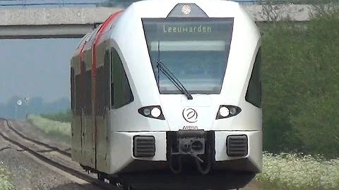 GTW 335 komt aan op station Leeuwarden Camminghaburen