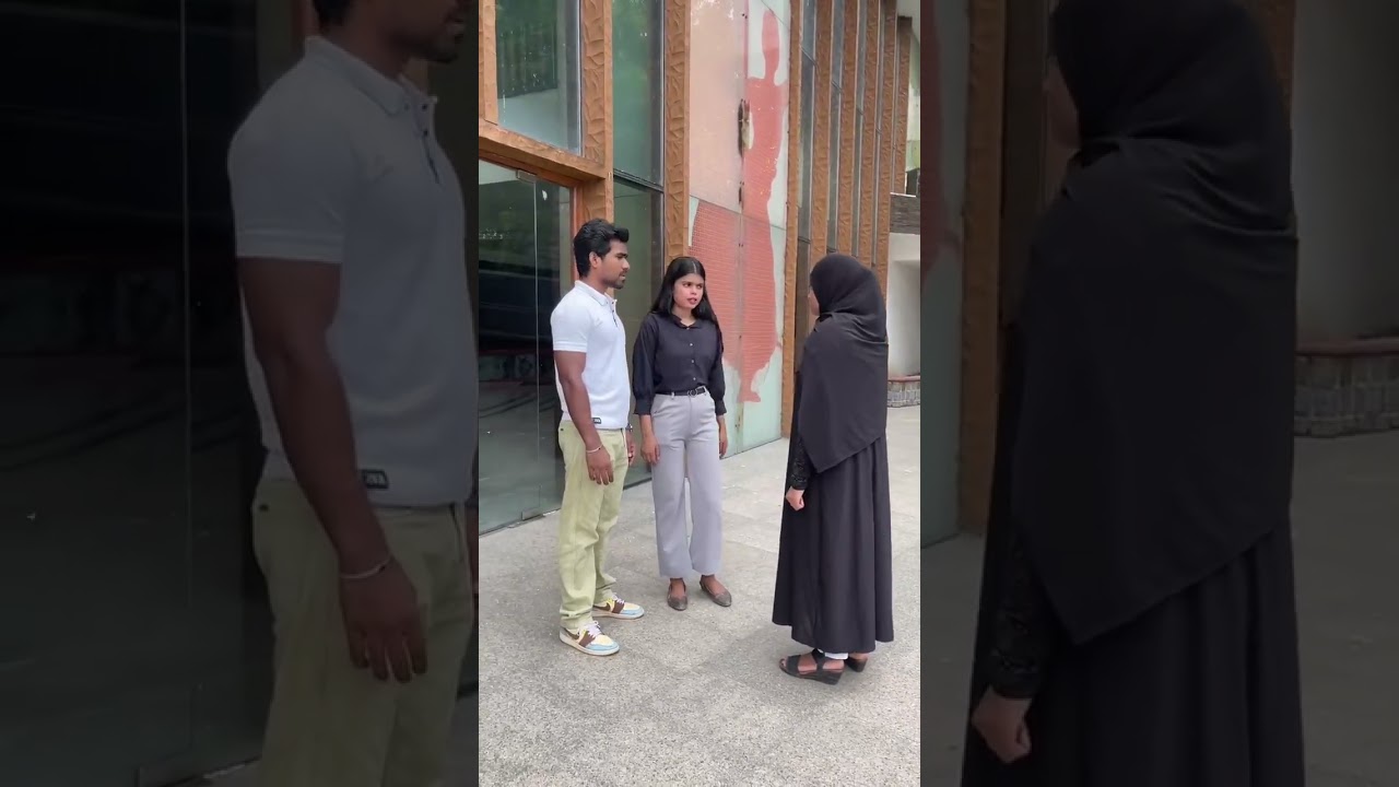 मुस्लिम लड़की को रेस्टुरेंट मे जाने से रोका 