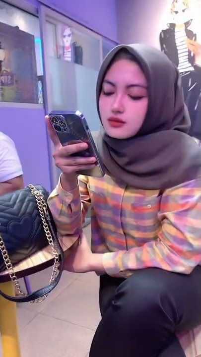 cewe bibir tebel merah merona