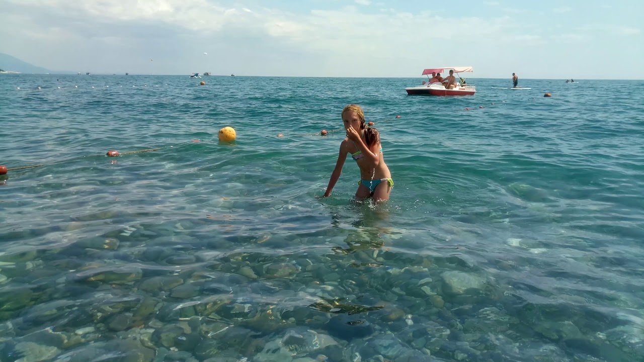 Софья первые попытки плавать, мы на чёрном море