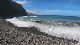 Ocean waves crashing on rocks sound effect (loud waves)