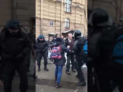 Санкт-Петербург, Сенная площадь. Протестующие нападают на ОМОН