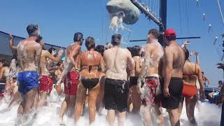 Bodrum Teknede Köpük Partisi 💓💯 #icmeler #bodrum #turgutreis #baby #katamaran #halilkarnas