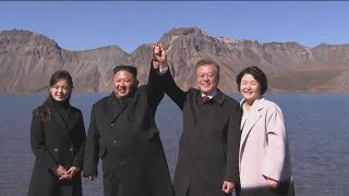 南北首脳が白頭山登頂 夫人も交えて記念撮影