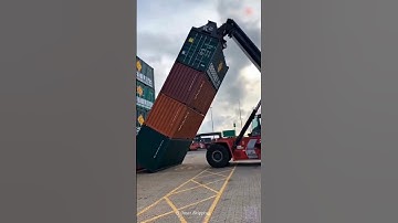 Watch the containers fall  #el_omar_shipping #shipping #container #ship #seaport
