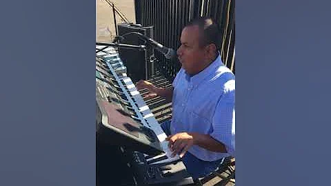 Julio y su teclado magico toca popurr de cumbias