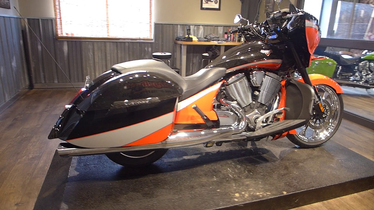 2016 Victory Magnum, Black Pearl - Red