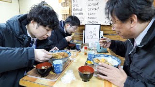 広島）厚切りかつ丼！天ぷら！サラリーマン働く男たちが求めるデカ盛りそば屋めし丨Katsudon - Japanese Street Food