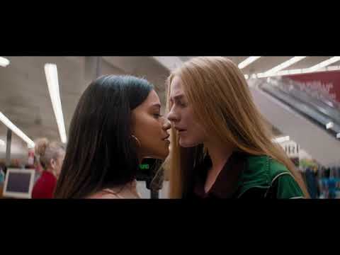 Kajillionaire / Kiss Scene — Old Dolio and Melanie (Evan Rachel Wood and Gina Rodriguez)