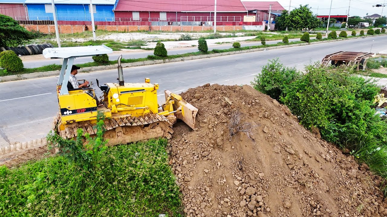 Operator Pushing Excellent operator pushing soil with bulldozer Komatsu D31P - YouTube