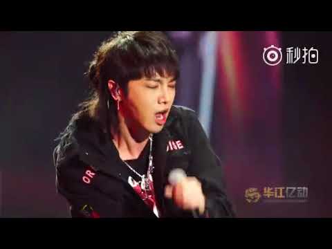 华晨宇快出来（拿麦架的花花真的是帅死我了）