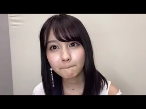 考える中村麗乃