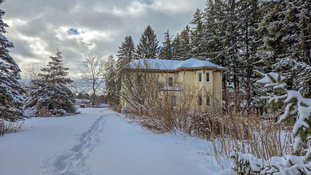 Exploring a Mysterious Snow Covered House in the Middle of Nowhere