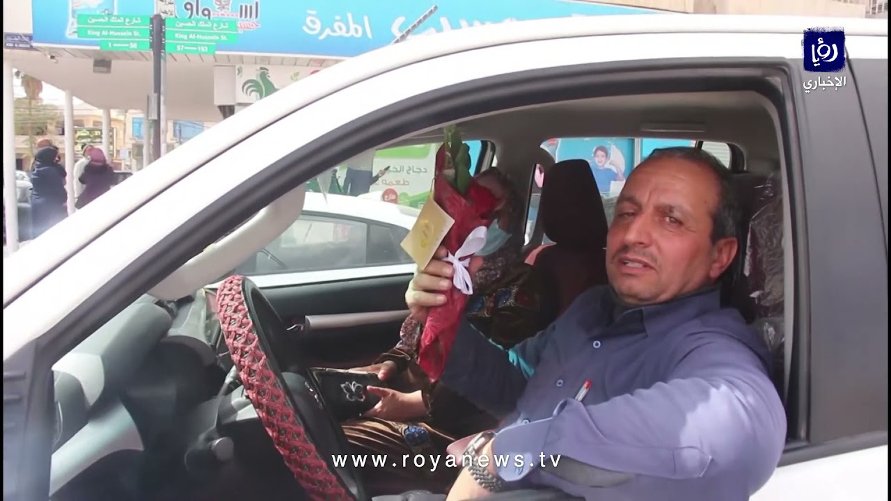 توزيع الورد في شوارع المفرق بمناسبة عيد الام