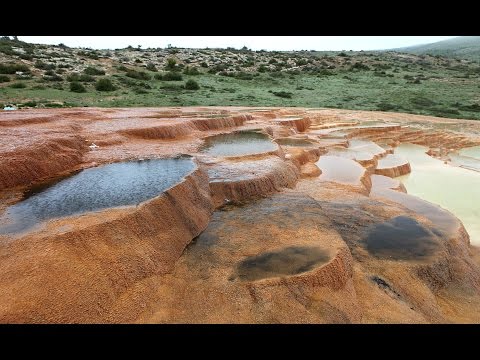 دنیا بھر میں خوفناک travertine کی چھتوں، خوبصورت رنگوں کے ساتھ گرم، شہوت انگیز اسپرنگس