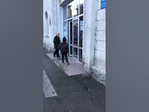 Его учительница🥰и как он встал,чтоб она первая прошла🥰а,чтоб открыть ей ...