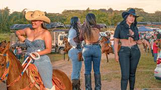 Stunning Ladies Riding Horses in COLOMBIA 🐴 No Body Will Believe This 😍