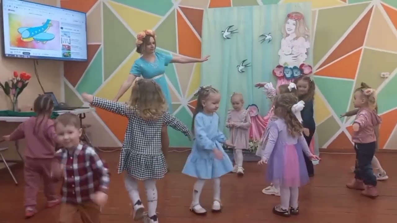 МУЗИЧНА ЗАБАВА З ВЕСНЯНОЮ КВІТКОЮ ДЛЯ МОЛОДШИХ ДОШКІЛЬНЯТ