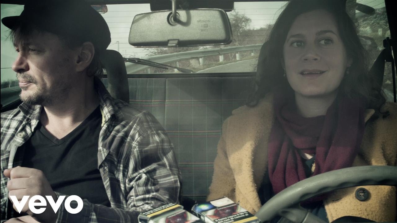 Pauli Hanhiniemi - Mä En Oo Koskaan ft. Ilaria Tucci