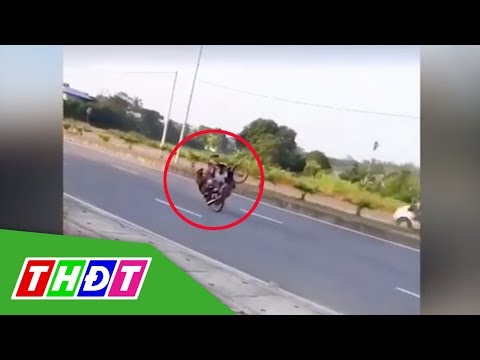 Video Liều lĩnh bốc đầu xe, 2 thanh niên té sấp mặt | THDT - youtube