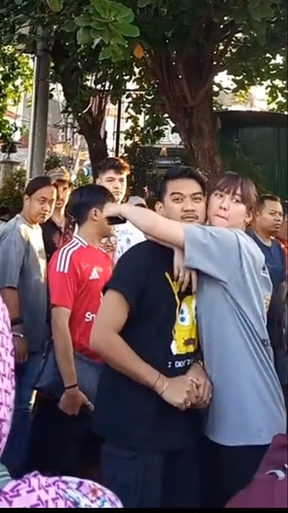 HAPPY ASMARA HUGS GILGA SAHID WHILE WALKING IN JOGJA #happy #gilgasahid