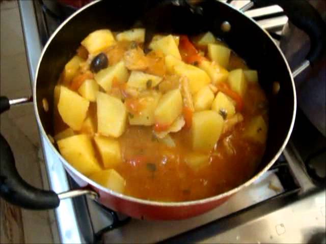 BATATAS COM BACALHAU NA PANELA