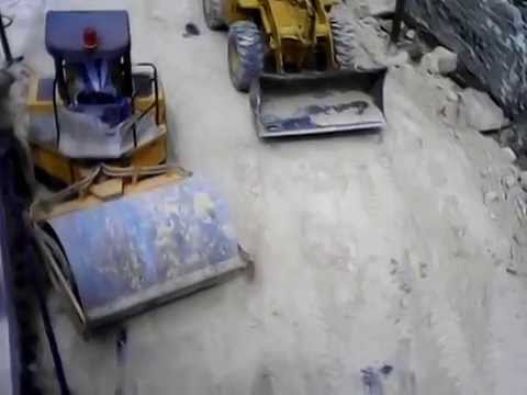 استكمال العمل فى ارض المحجر