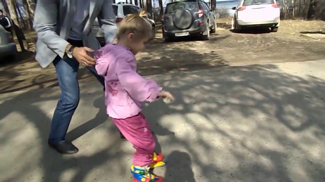 Роликовые коньки обучение Мила учится кататься Прогулка на пони - YouTube