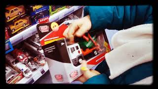 Выбираем автобус в магазине игрушек | Choosing a bus in the toy store screenshot 4