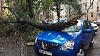 Одессу  заливает дождем, ураган валит деревья и строительные краны, а море бушует.(Мощный циклон, который принес с собой дожди и сильный ветер, пришол из Румынии в Украину. По данным синопти..., 2016-10-13T17:58:32.000Z)